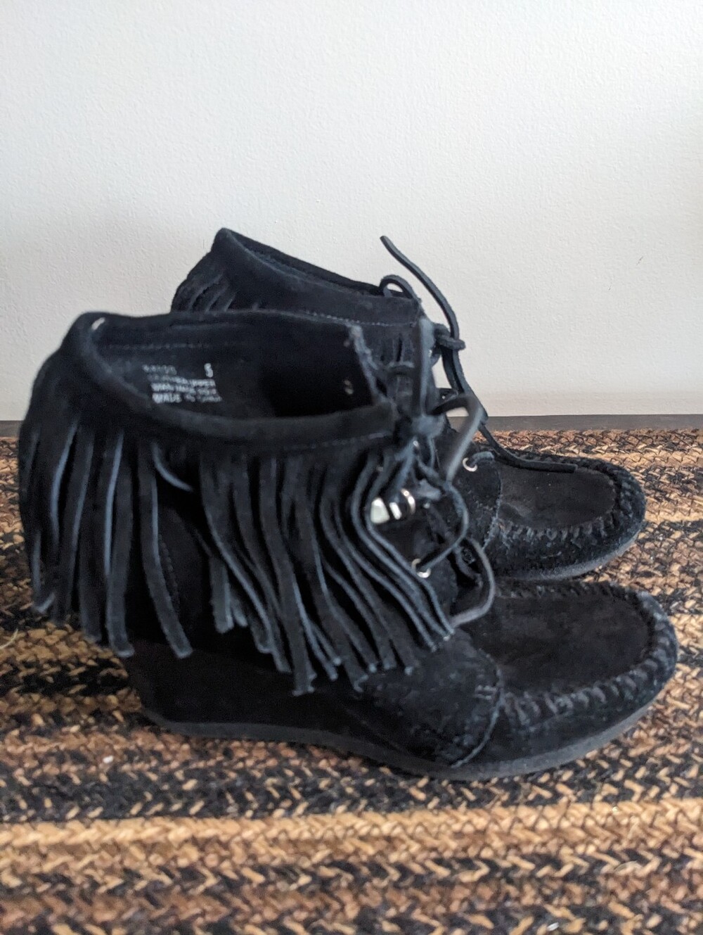 Minnetonka Black Suede Leather Wedge Lace Up Ankle Boots size 5